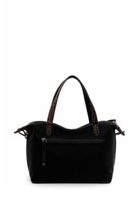 Juodas rankinės su leopardų spausdinta rankena, priekinis užtrauktuko kišenė ir viršutinis užtrauktuko uždarymas, atsirėmusi į baltą foną.