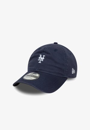 Marineblaues Baseball-Cap aus Baumwolle mit gebogenem Schild. Verfügt über ein weißes, gesticktes Logo und einen verstellbaren Riemen. Glatte Textur, klassisches Design.