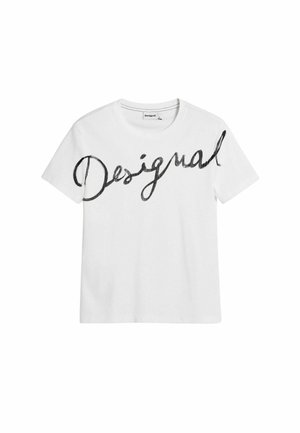 Valge puuvillane T-särk, mille esiküljel suur must käsitsi kirjutatud "Desigual" tekst. Lühikesed varrukad ja klassikalise lõikega ümarsall.