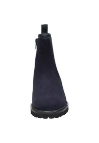 Stivaletto in suede blu navy con finitura testurizzata, suola in gomma bassa e chiusura con zip sul retro. Presenta un tassello sul tallone per una facile calzata.
