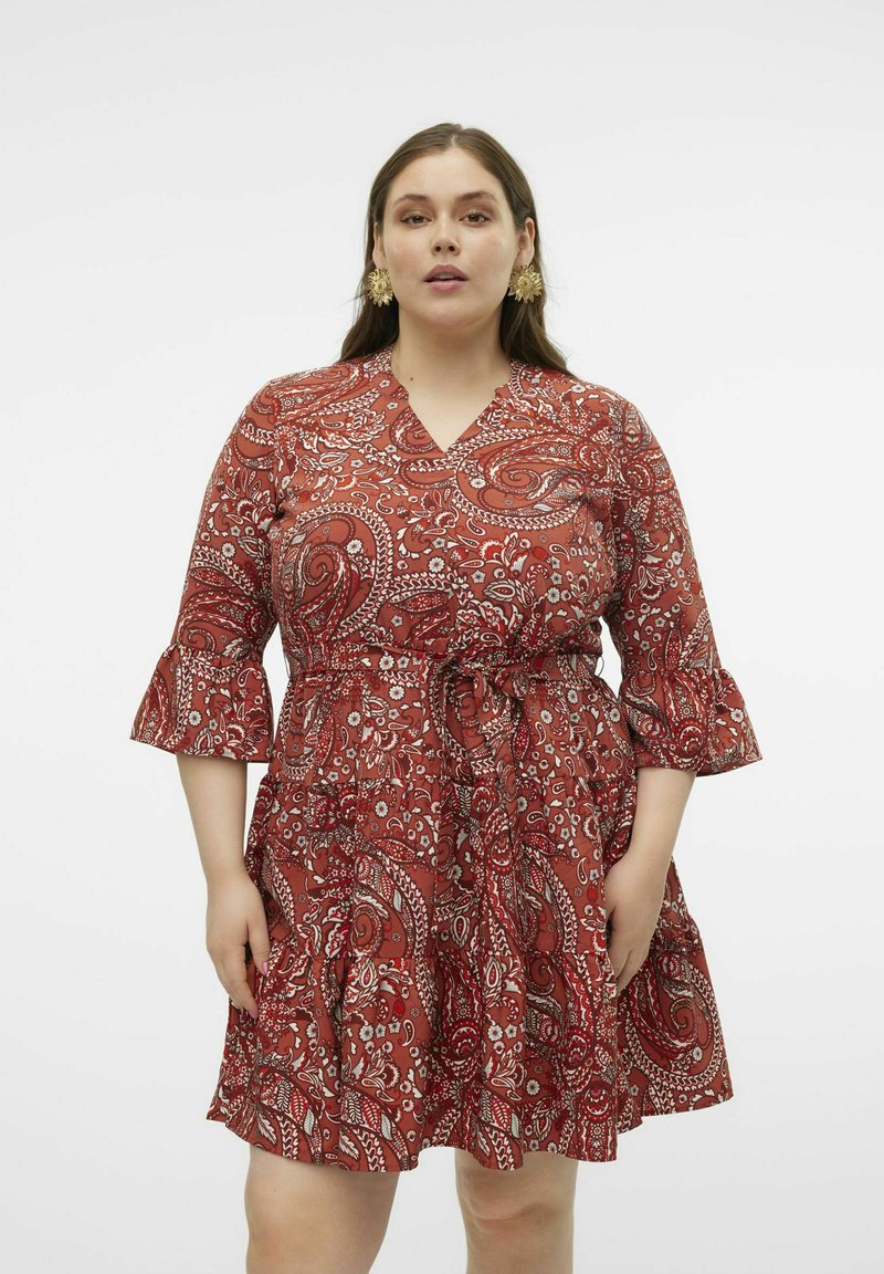 Robe rouge à imprimé cachemire avec des manches cloche trois-quarts, un décolleté en V et une ceinture à la taille, dotée d'une jupe fluide avec des détails froncés.