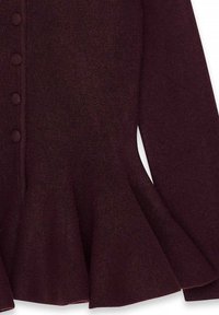 Bordový vlnený kardigán s textúrovanou látkou, s peplum lemom a šiestimi kruhovými gombíkmi na prednej strane.