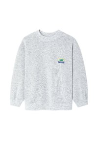 Hall pullover sweatshirt hallide varrukatega, tekstureeritud kudum, ja rinnal väike mitmevärviline silt, millel on kiri "SUPER SAVERS."