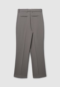 Pantalon gris sur mesure avec coupe droite, passants de ceinture, et doubles poches arrière, présentant une finition lisse et texturée.