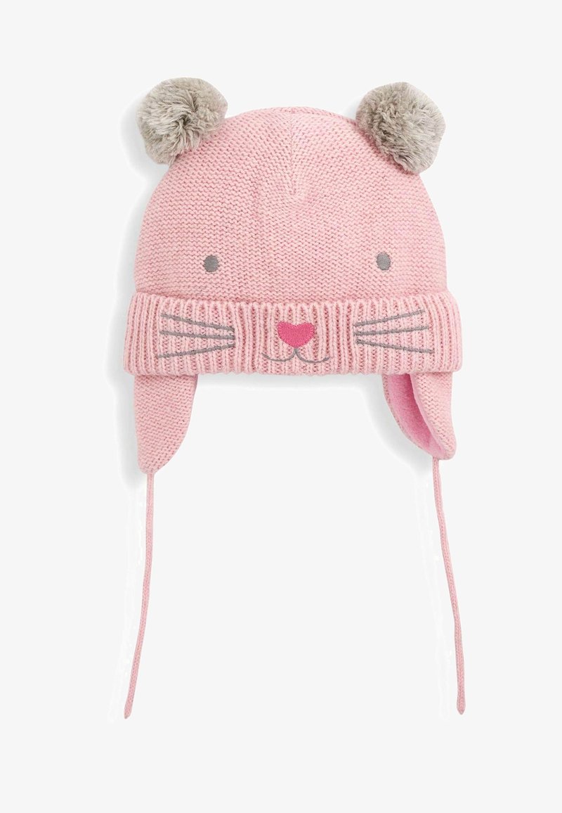 Rosa stickad mössa med grå pom-poms och broderade ansiktsdetaljer, inklusive morrhår och ett hjärta, med öronlappar och knytremmar.