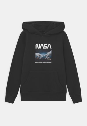 Czarna bluza z kapturem z kieszenią z przodu, z logo NASA oraz graficznym nadrukiem przedstawiającym ręce sięgające w stronę Ziemi. Materiał bawełniany, model zakładany przez głowę.