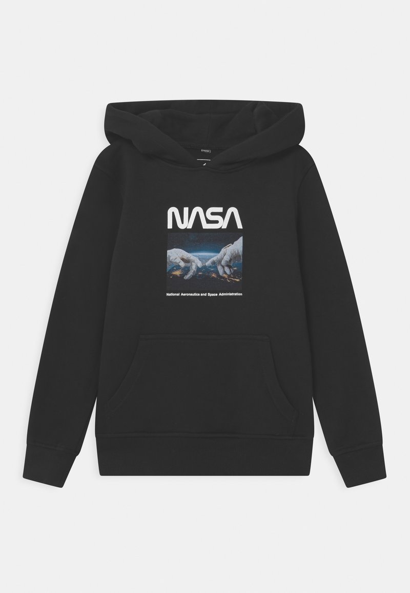 Sweat à capuche noir avec une poche avant, comportant un logo NASA et une impression graphique de mains tendues vers la Terre. Matériau en coton, design à enfiler.