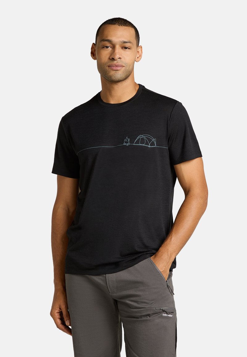 Sort kortærmet t-shirt i letvægtsstof med en blå stregtegning af et telt og bål hen over brystet.