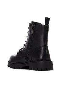 Botín de cuero negro hasta el tobillo con cremallera lateral, parte delantera con cordones y suela robusta. Cuenta con herrajes plateados y un talón reforzado.