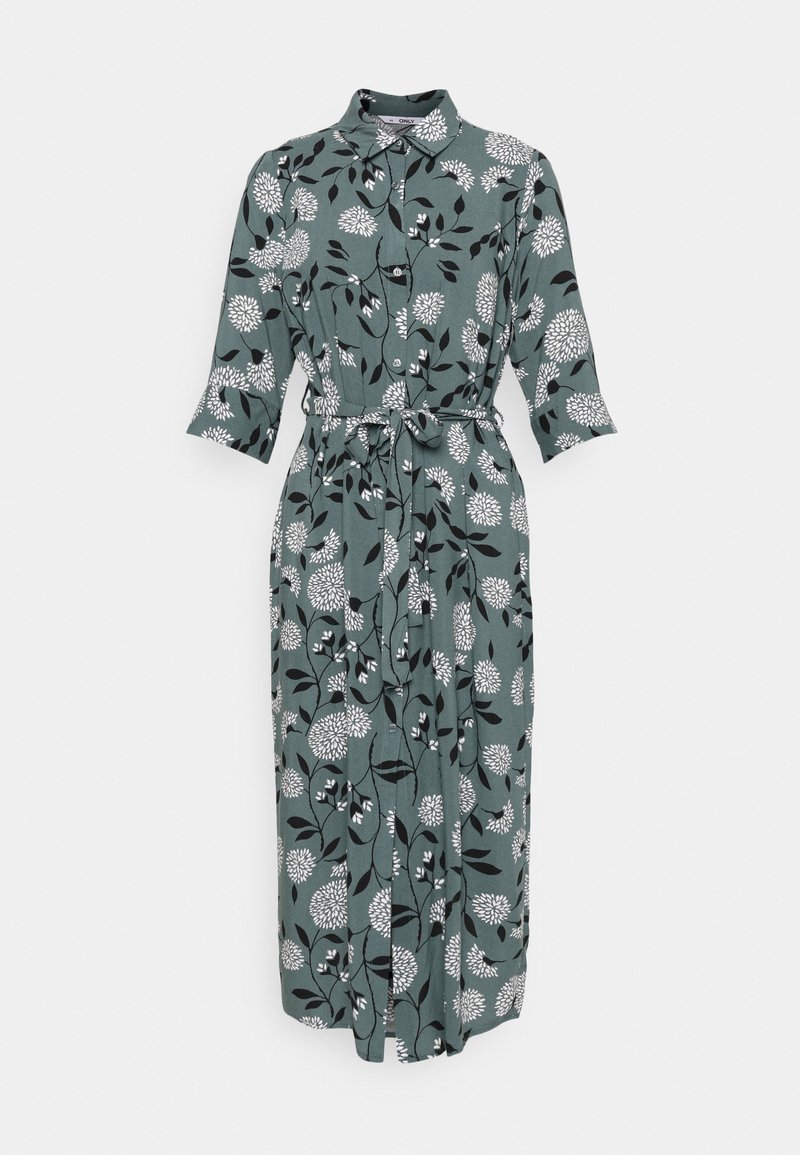 Robe chemise midi verte avec motif floral blanc, boutonnée sur le devant, manches 3/4 et ceinture en tissu assortie à la taille.