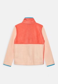 Kurtka polarowa z kolorowym blokowaniem w akcentach koralowym, brzoskwiniowym i jasnoniebieskim. Wysoki kołnierz oraz długie rękawy z niebieskimi wykończeniami.
