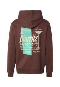 Sweat à capuche marron avec un texte rétro turquoise et crème faisant la promotion de "The Biarritz Replay Club Cocktails" et un verre à martini illustré dans le dos.