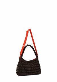 Zwarte gewatteerde handtas met een textuurrijk oppervlak en een gebogen vorm. Voorzien van een felrode verstelbare riem en dubbele handvatten.