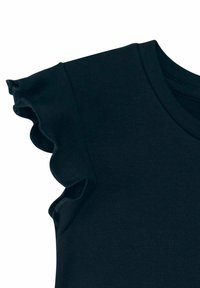 Top corto negro de manga corta con acentos de volantes ondulados en el hombro, hecho de una tela suave y elástica con un escote redondo.