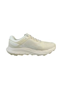 Chaussures de running légères en mesh blanc et matériaux synthétiques. Présentent un dessus texturé, une semelle rembourrée et des éléments de design minimalistes.