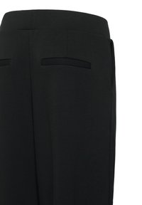 Pantalon noir sur mesure avec deux poches passepoilées arrière et une ceinture lisse, vu de dos sur fond blanc.