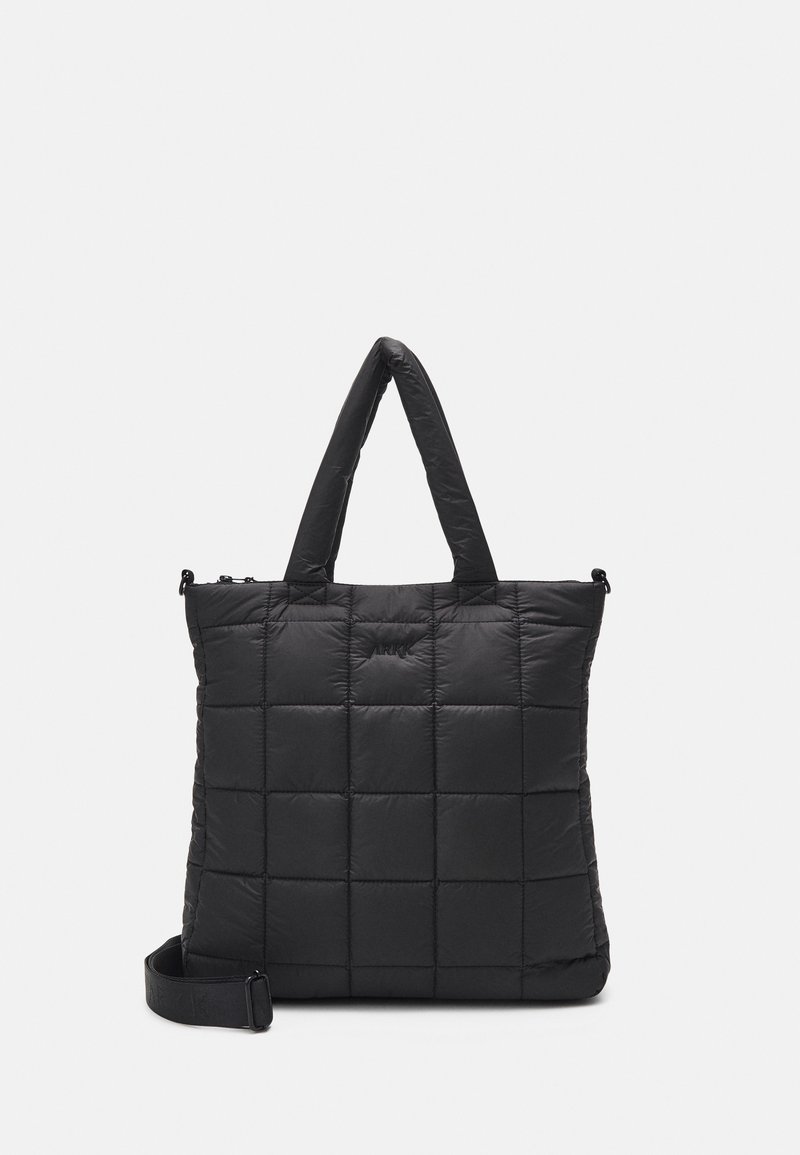 Svart quiltad tote-väska med en mjuk, puffig textur, två korta handtag och ett justerbart rem; dragkedjestängning och logodetalj på framsidan.