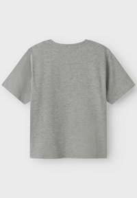 Grijze korte mouwen t-shirt met een ronde halslijn en een gladde, gelijkmatige textuur. Beschikt over een eenvoudig, effen ontwerp zonder patronen of versieringen.