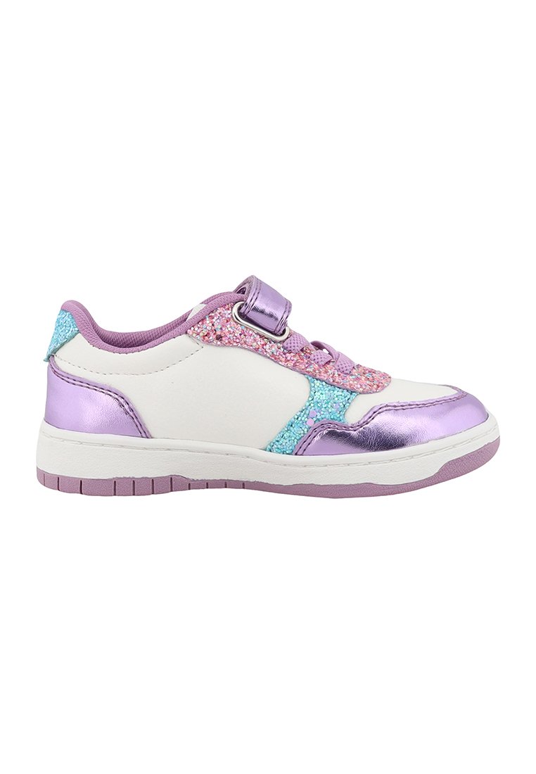 Sneaker per bambini in bianco, lavanda metallica e azzurro chiaro. Presenta dettagli glitterati e una fascia con velcro. Suola in gomma. Punta arrotondata.