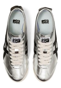 Srebrne skórzane sneakersy z czarnymi paskami i kremowymi sznurówkami. Posiadają wyściełany kołnierz i oznaczenie na języku. Teksturowana powierzchnia.