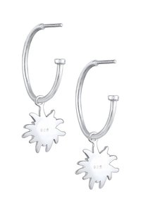 Silberne Creolen mit einem blumenförmigen Anhänger, mit einer polierten Oberfläche und einem gestempelten "925"-Zeichen für die Echtheit von Sterlingsilber.