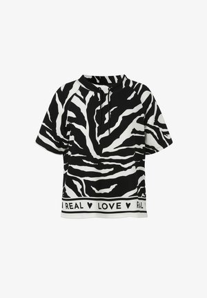 Schwarzes und weißes Kurzarm-Pullover mit Zebra-Streifenmuster und einem auffälligen Textband am Saum, das "REAL LOVE" liest.