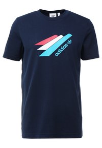 T-shirt in cotone blu navy con una grafica diagonale con strisce rosse, bianche e blu, e il logo "adidas" in acquamarina. Maniche corte.