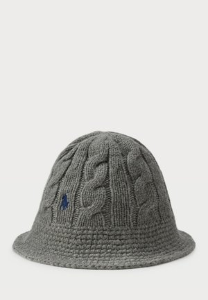 Chapeau tricoté gris en forme de seau, avec un motif de câble texturé et un petit logo brodé bleu sur le côté.
