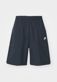 Pantaloni cargo grigio scuro con cintura elastica, dotati di due tasche laterali e un piccolo logo Nike bianco sulla gamba sinistra.