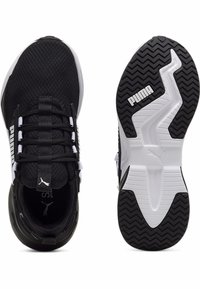 Zapatillas deportivas negras con parte superior de malla, acentos blancos, una suela de goma texturizada y un diseño de cordones con un talón reforzado.