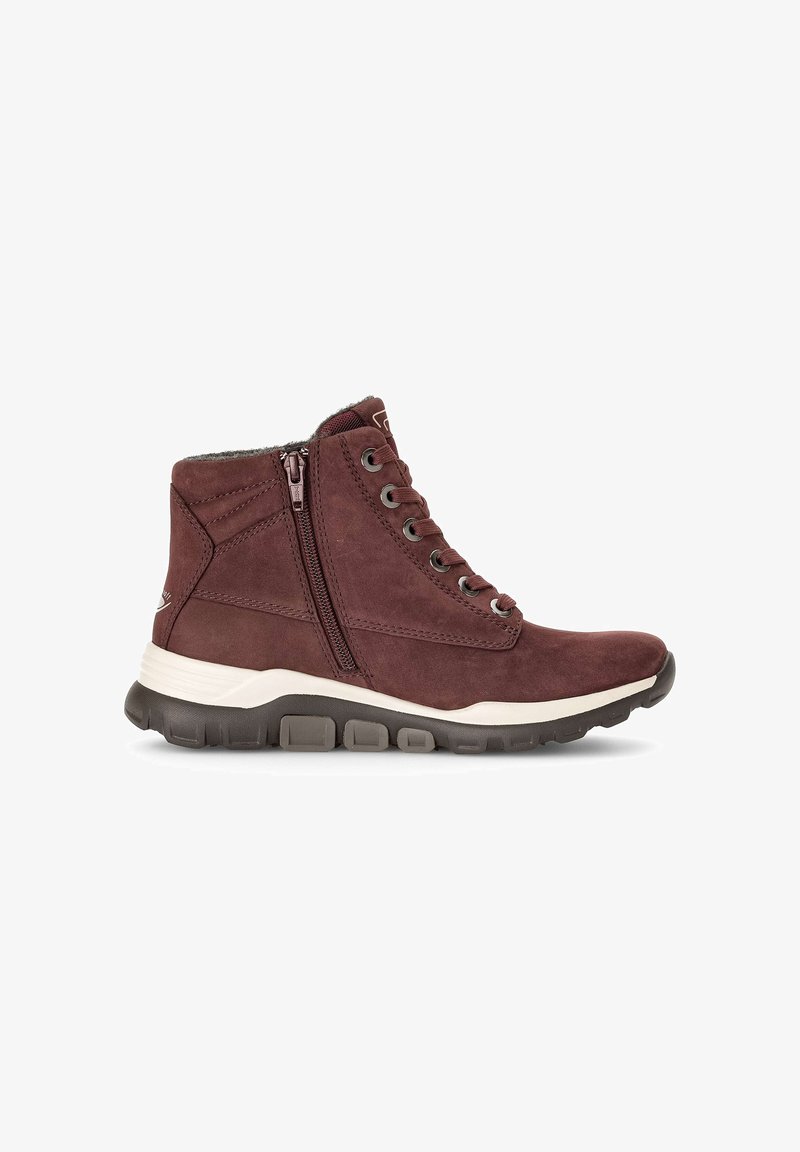Stivaletti bordeaux con texture in suede, zip laterale, allacciatura frontale e suola bianca ammortizzata con base testurizzata.