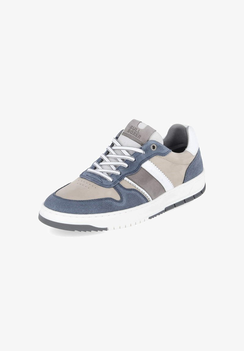 Zapatilla deportiva de corte bajo con paneles azules, grises y blancos, cordones blancos, suela texturizada y logo "BULL BOXER" en la lengüeta.