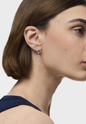 Orecchini in argento con tocchi di smalto colorato in rosa e verde acqua, caratterizzati da un design stratificato e giocoso con forme astratte.