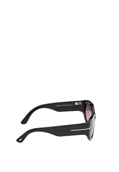 Černé plastové sluneční brýle s geometrickým designem. Mají tmavé čočky, štíhlé nožičky a stříbrný akcent na rámu.