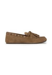 Mocasines planos de ante marrón con punta redonda, flecos decorativos y detalles de cordones en la parte superior. Textura suave y suela flexible.