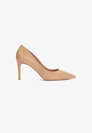 Bežiniai odiniai aukšti kulnai su smailiu pirštu, lygia tekstūra ir siauru, tarkuotų formų kulnu. Minimalistinis dizainas, be matomų papuošalų.