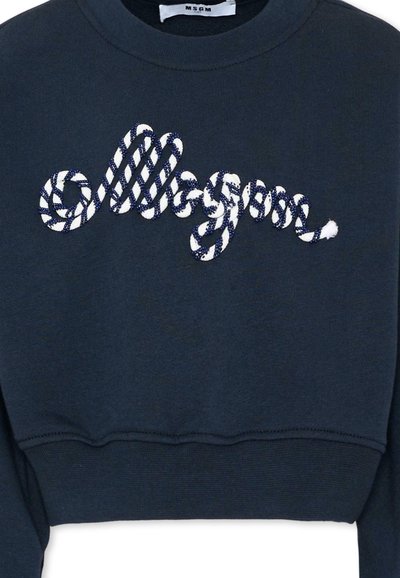 Marineblauwe sweatshirt met een witte en marineblauwe gedraaide koord die het woord "Msgm" vormt over de borst.
