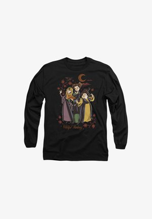 Schwarzes Langarmshirt mit einem illustrierten Design von drei Frauen, die von Herbstblättern und einem Mond umgeben sind, mit dem Text "Witchful Thinking."