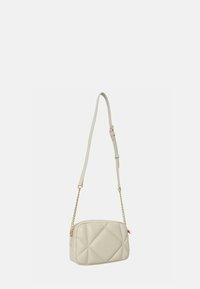 Borsa a tracolla rettangolare color crema con motivo trapuntato, tracolla regolabile e dettagli in catena dorata. Pelle dal tocco liscio.