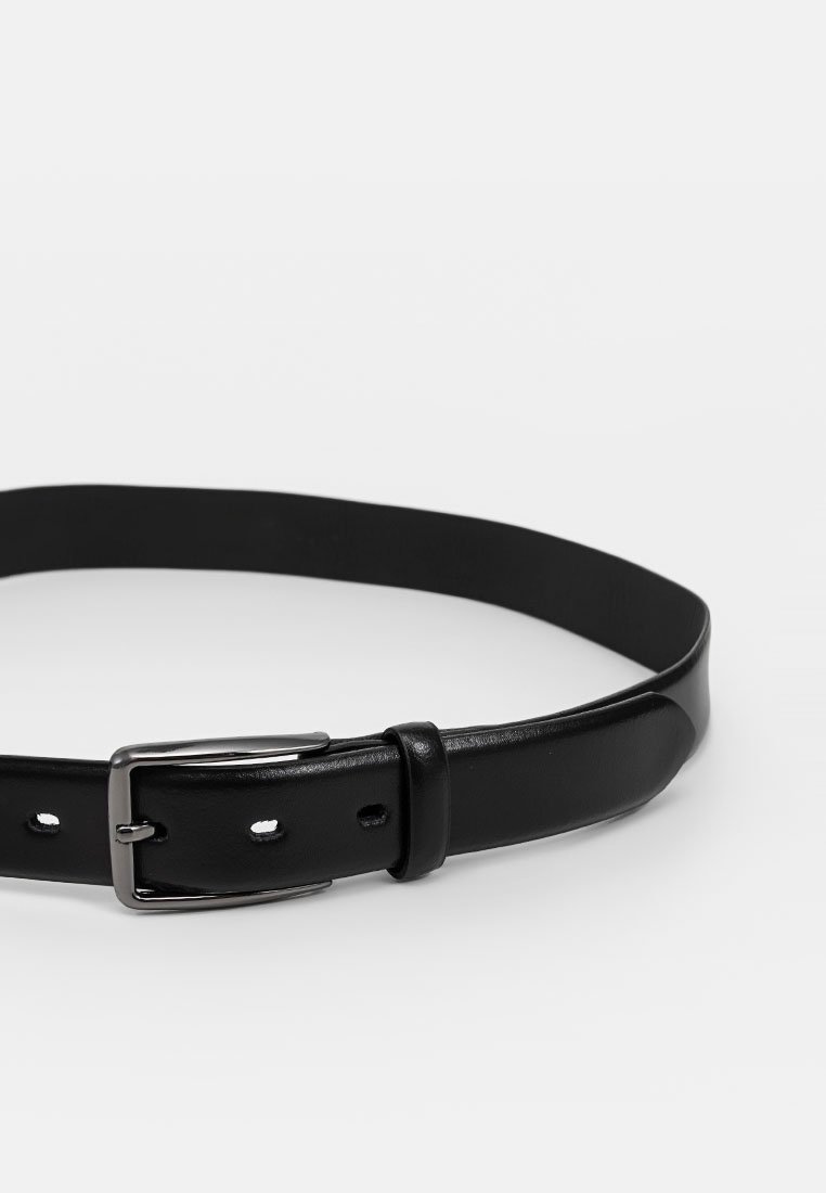 Ceinture en cuir noir avec une texture lisse, une boucle en métal argenté et plusieurs trous pour l'ajustement. Design simple et fonctionnel.