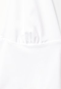Weißer Stoff mit glatter Textur und gerafftem Detail an der Taille. Es sind keine sichtbaren Akzente oder Muster vorhanden.