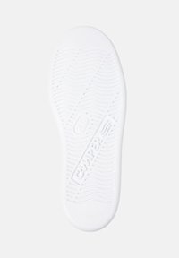 Valkoinen kumipohja, jossa aaltomainen kuvio, näkyvällä logolla ja pitoalueiden kuvioilla pidon parantamiseksi. Tyylikkäät, pyöreät reunat.