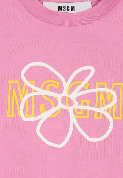 T-shirt in cotone rosa con una grafica di fiore bianco che si sovrappone al testo giallo "MSGM", con scollatura a girocollo ribattuta e texture liscia.