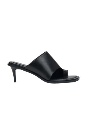 Z PIERŚCIENIEM NA PALEC - Klapki