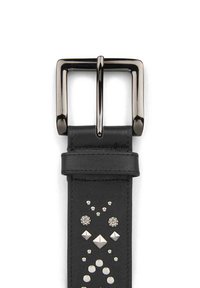 Cinturón de cuero negro con una hebilla cuadrada en tono plateado, que presenta tachuelas decorativas y rhinestones en varias formas a lo largo de la correa.