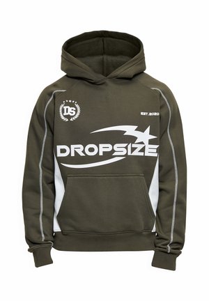 Tamnozeleni duks s kapuljačom s bijelim panelima, prednjim džepom, natpisom "DROPSIZE" i grafikom zvijezde, oznakom "DS" te natpisom "EST. 2020" na prsima.