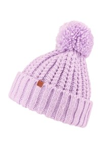Fioletowa dziana czapka z prążkowanym wzorem, z dużym pomponem na górze i małą skórzaną etykietą na mankiecie.