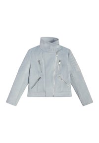 Jasnoniebieska skórzana kurtka z wysokim kołnierzem, licznymi kieszeniami na zamek i pikowanymi akcentami na ramionach. Gładka faktura i krótki krój.