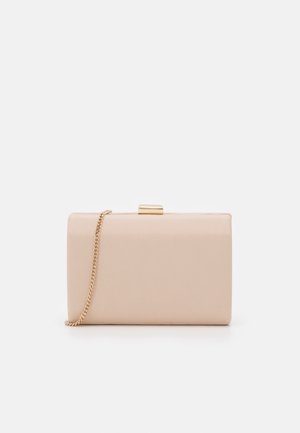 Rektangulær beige clutchtaske med guldlås og guldkæde på hvid baggrund.