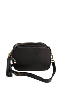 Zwarte leren schoudertas met een gestructureerde afwerking, gouden rits en een decoratieve tassel. Bevat een kleine Italiaanse vlag charm aan de zijkant.
